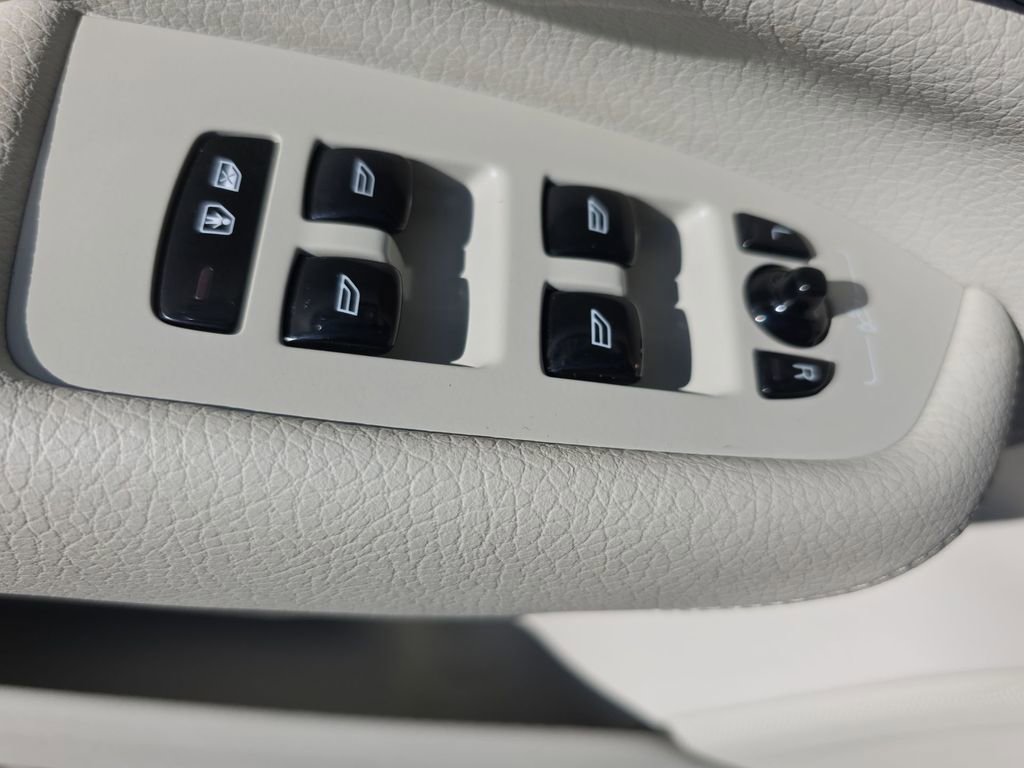 Used 2022 Volvo XC90 T5 Momentum w/ Advanced Package image 43