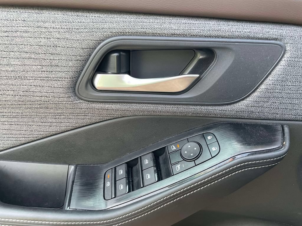 Used 2023 Nissan Rogue SV AWD/4WD image 19