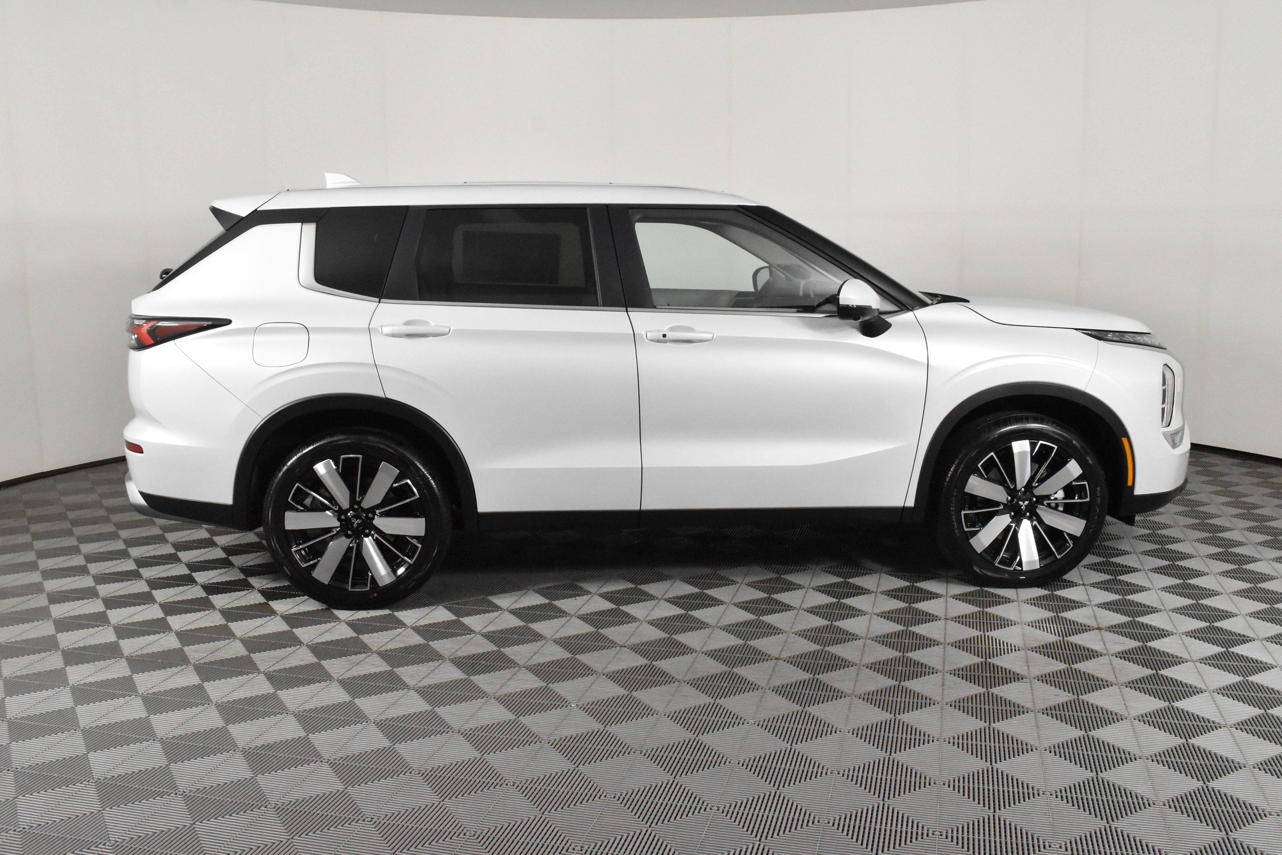 New 2025 Mitsubishi Outlander SE image 5