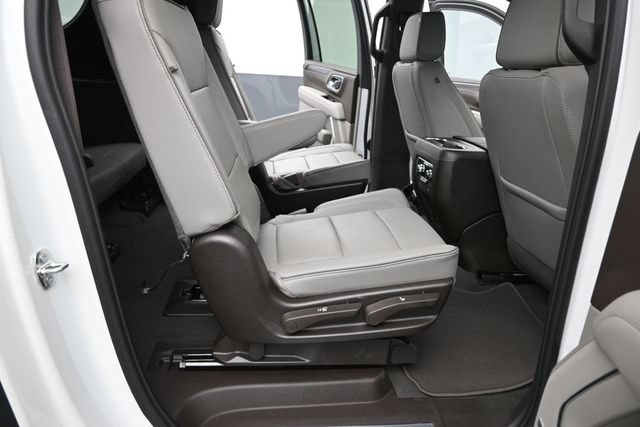 Used 2024 GMC Yukon XL SLT w/ SLT Luxury Package AWD/4WD image 17