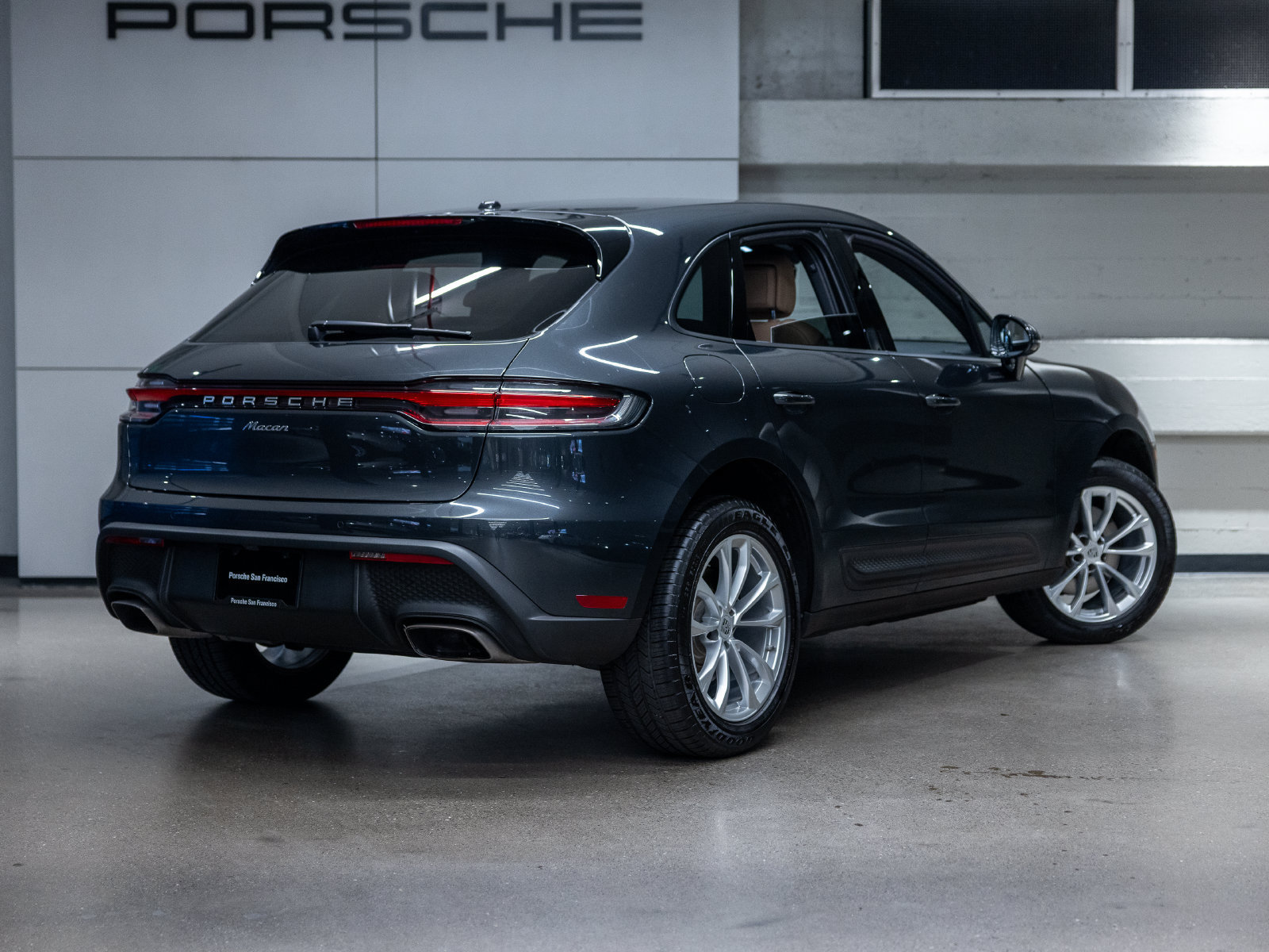 Certified 2023 Porsche Macan AWD/4WD image 8