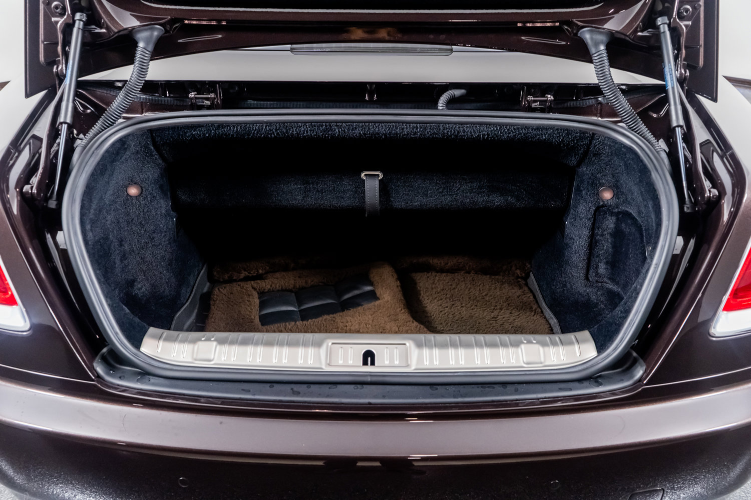 Used 2017 Rolls-Royce Dawn image 52