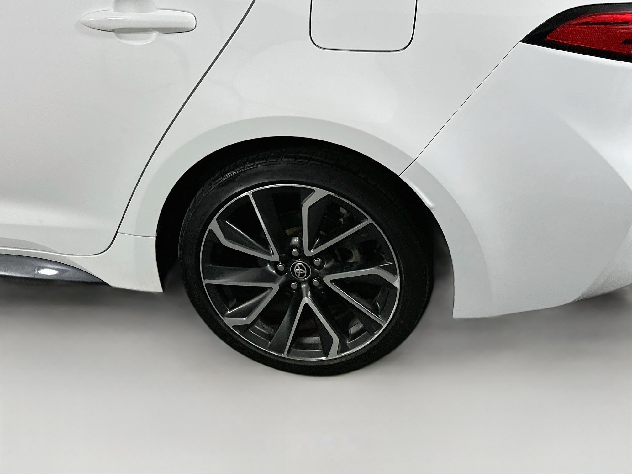 Used 2020 Toyota Corolla SE w/ SE Premium Package FWD image 11