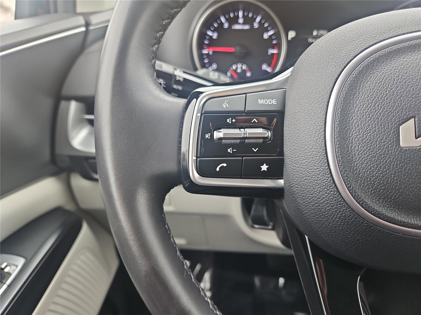 Certified 2024 Kia Carnival LX image 18