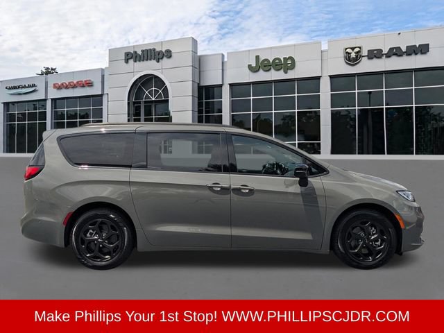 Used 2025 Chrysler Pacifica Premium FWD image 2