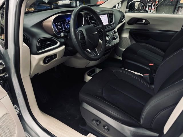 Used 2023 Chrysler Voyager LX image 18