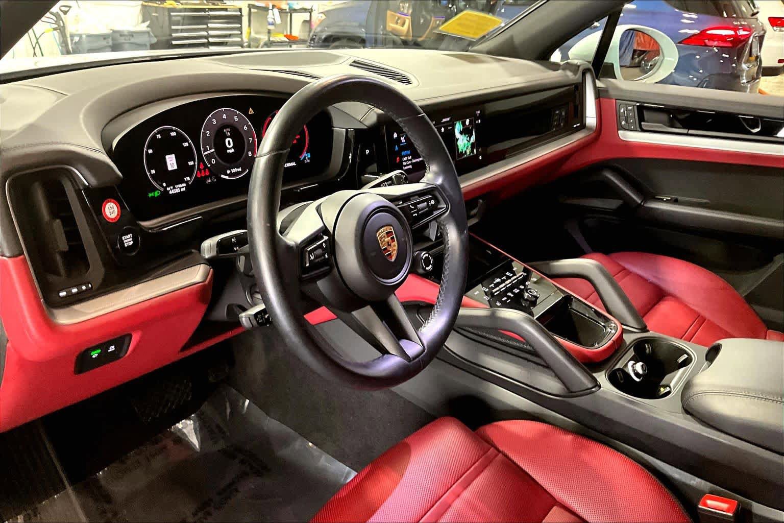Used 2024 Porsche Cayenne AWD/4WD image 17