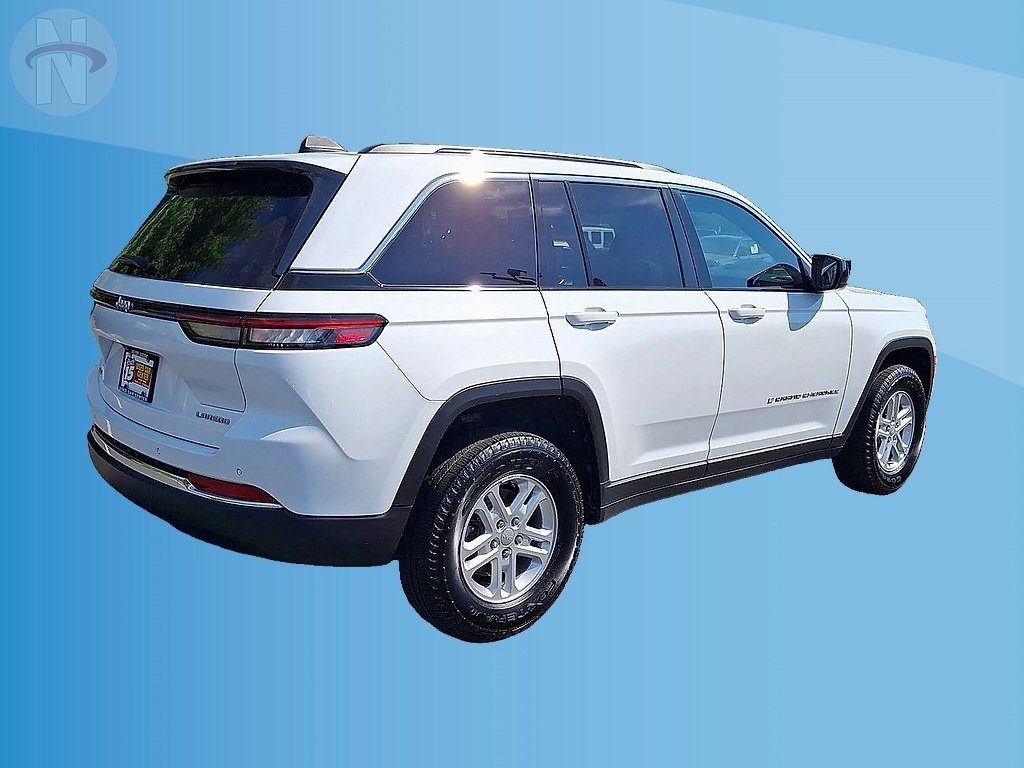 Used 2024 Jeep Grand Cherokee Laredo AWD/4WD image 8