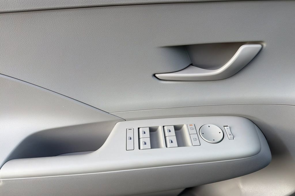 New 2026 Hyundai Kona SE image 9