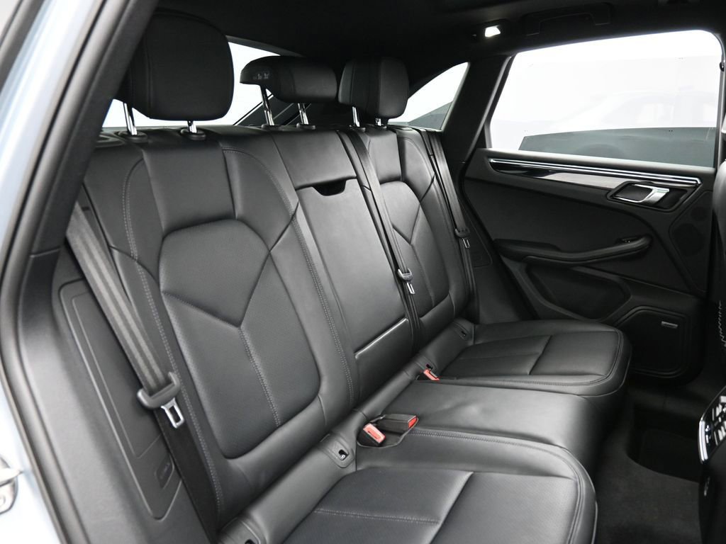 Certified 2025 Porsche Macan image 27