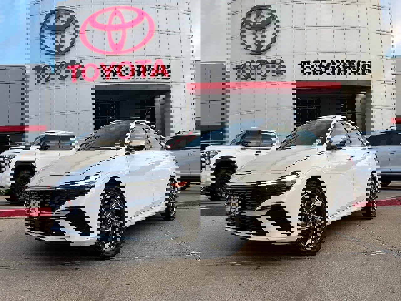 Used 2025 Hyundai Elantra Limited image 2