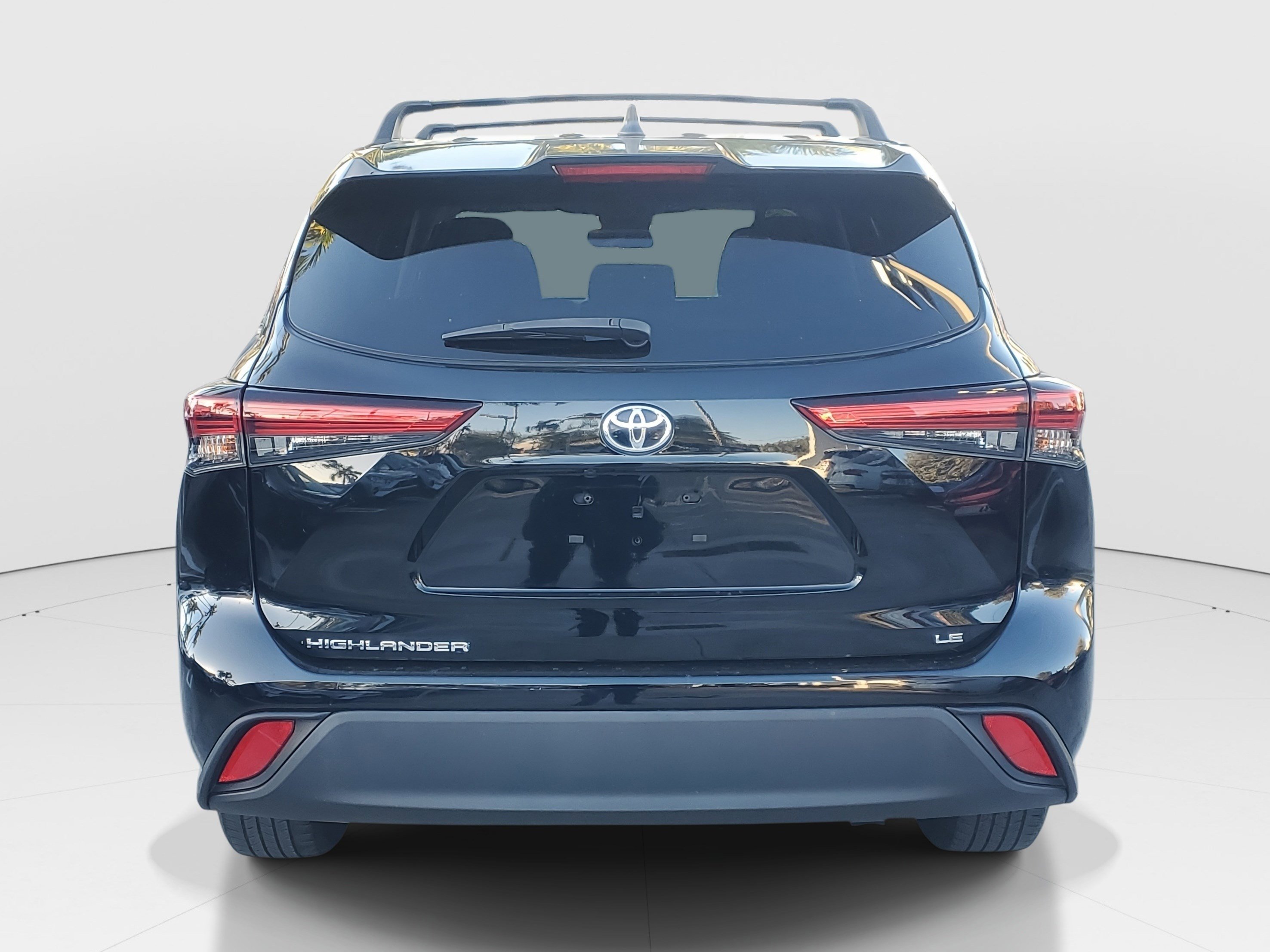 Used 2023 Toyota Highlander LE image 4