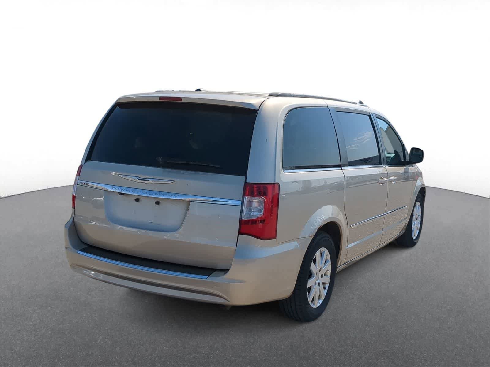 Used 2013 Chrysler Town & Country Touring image 8