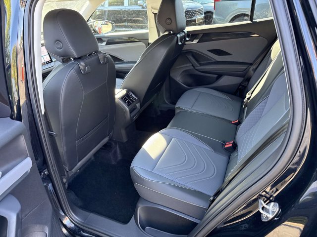 Used 2025 Volkswagen Tiguan SE AWD/4WD image 44