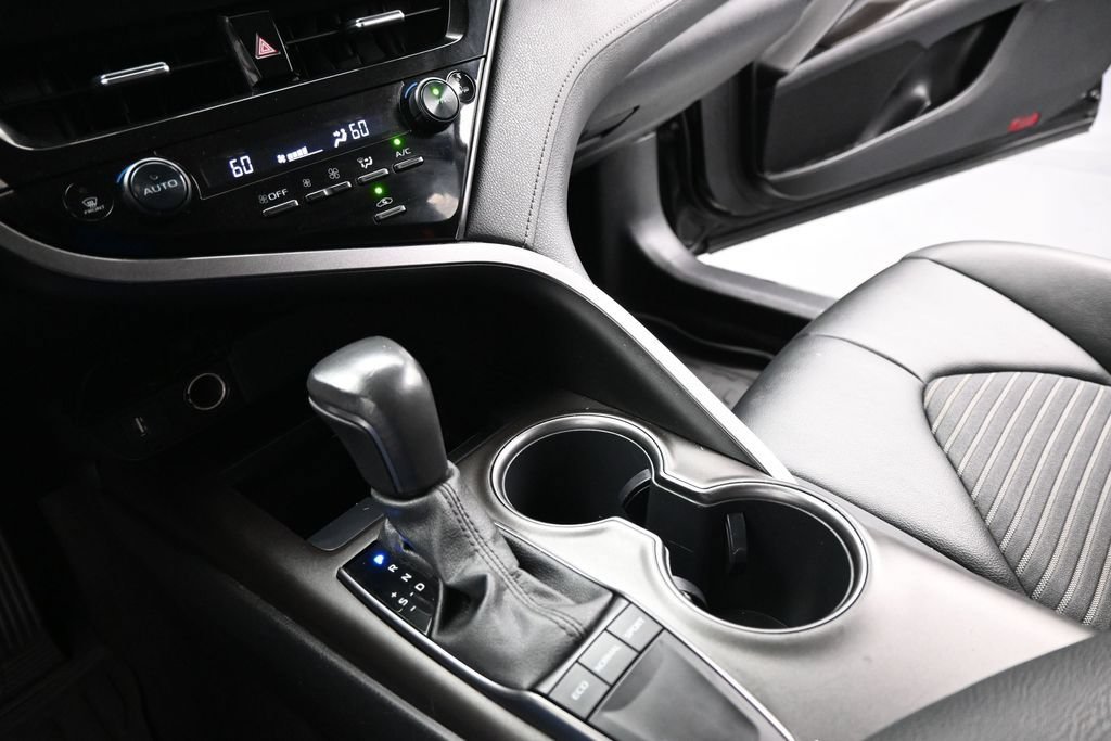 Used 2022 Toyota Camry SE FWD image 16