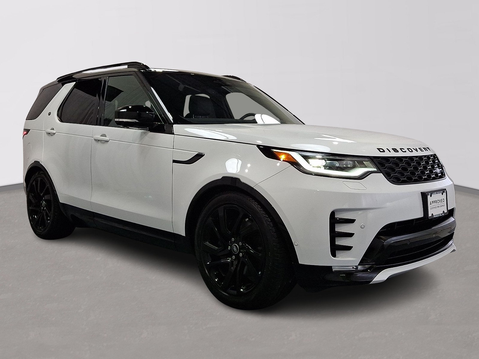 Certified 2025 Land Rover Discovery Dynamic SE AWD/4WD image 3