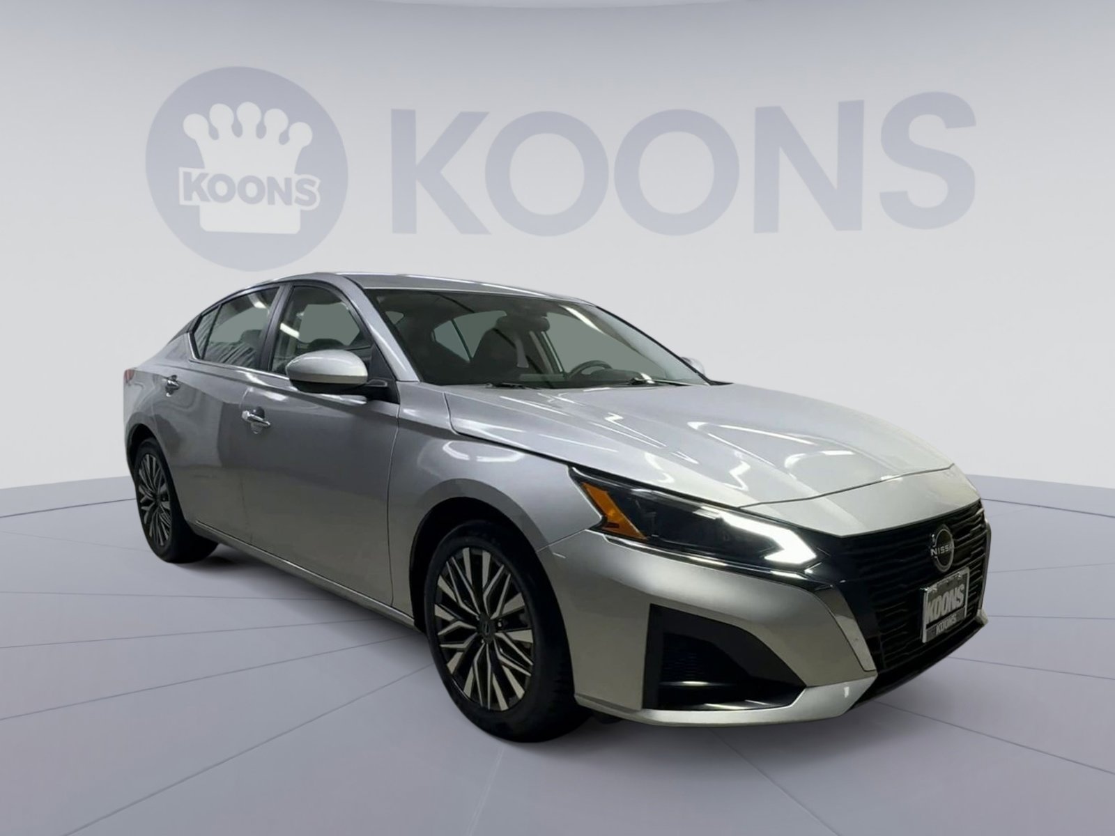 Used 2023 Nissan Altima 2.5 SV FWD image 2