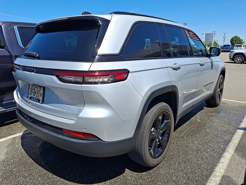 Used 2023 Jeep Grand Cherokee Altitude AWD/4WD image 4