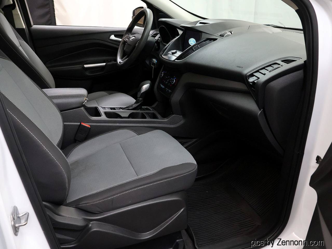 Used 2018 Ford Escape SE w/ SE Sync 3 Package FWD image 35