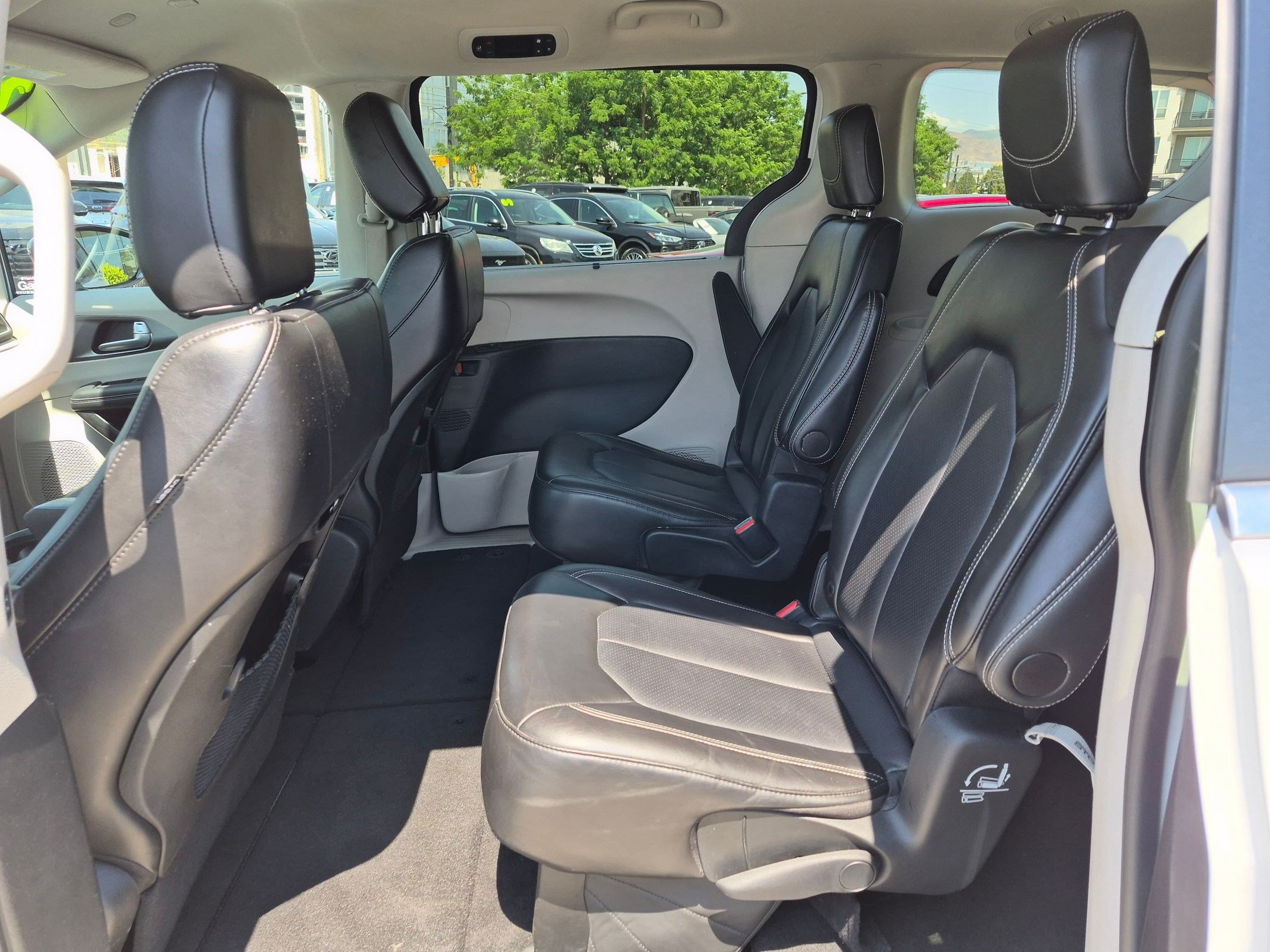 Used 2024 Chrysler Pacifica Touring-L FWD image 26