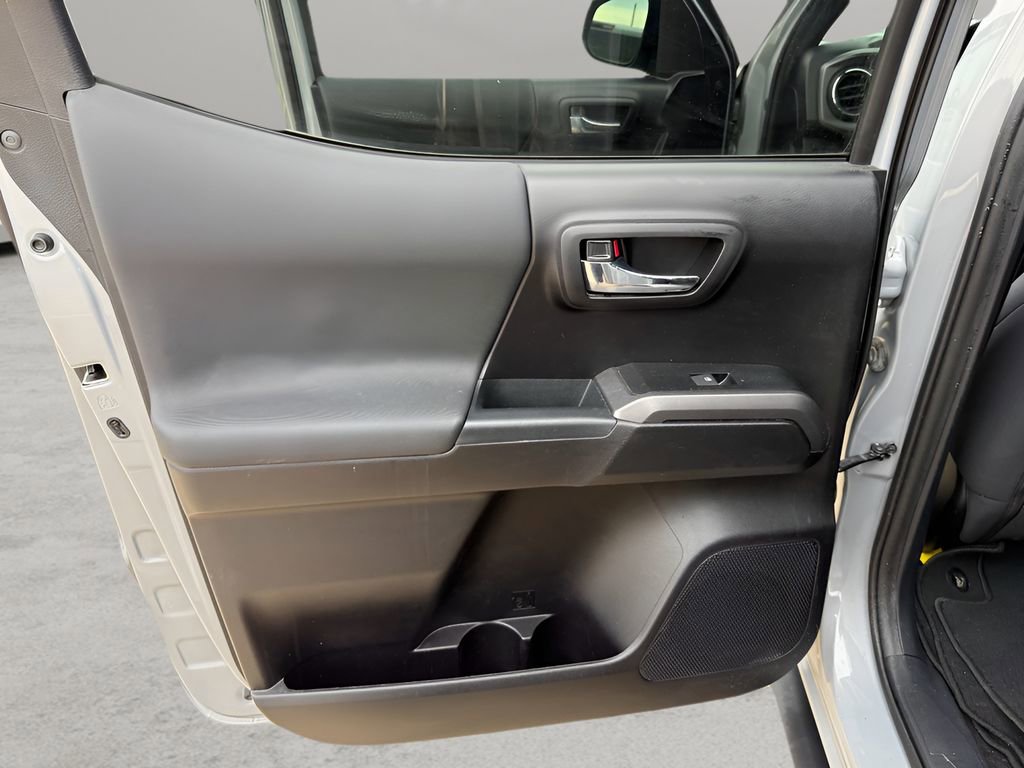 Used 2021 Toyota Tacoma TRD Sport w/ Technology Package image 12