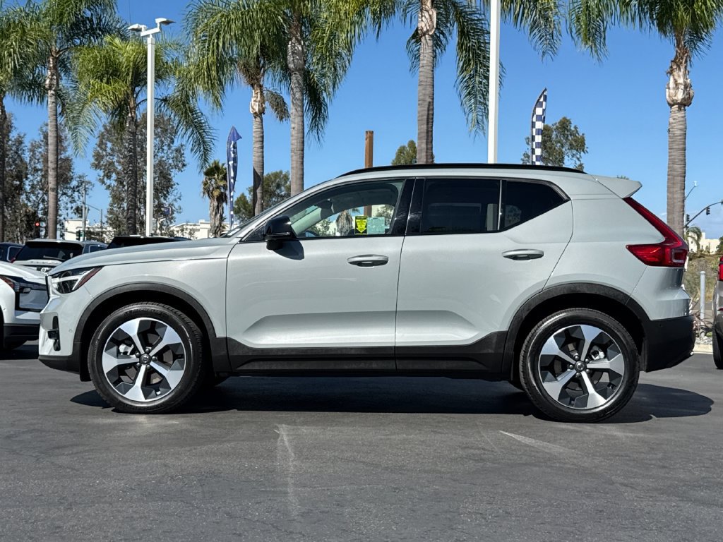 Certified 2026 Volvo XC40 B5 Plus AWD/4WD image 2