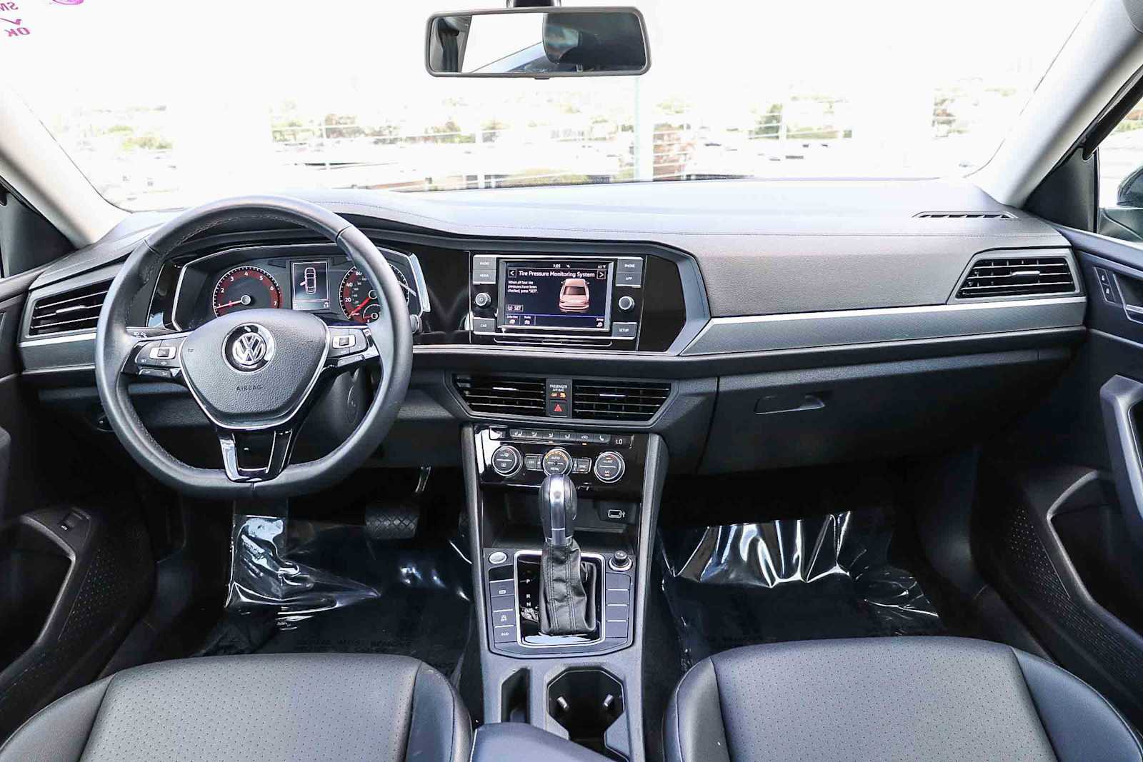 Used 2019 Volkswagen Jetta SE w/ Cold Weather Package FWD image 12