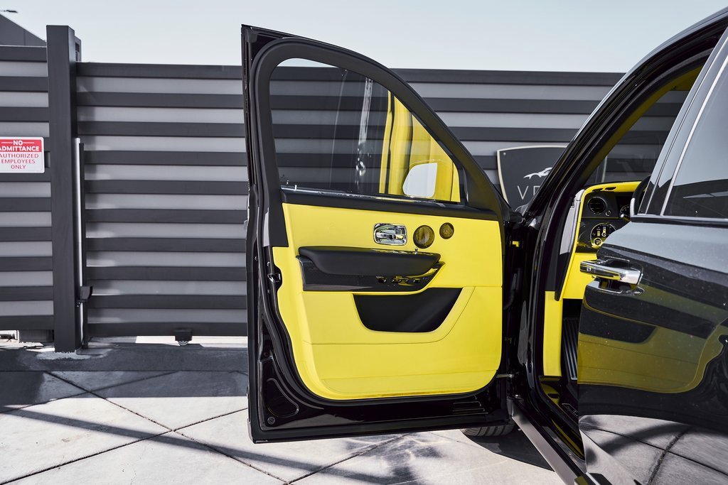 Used 2022 Rolls-Royce Cullinan Black Badge w/ Dark Exterior Package image 33