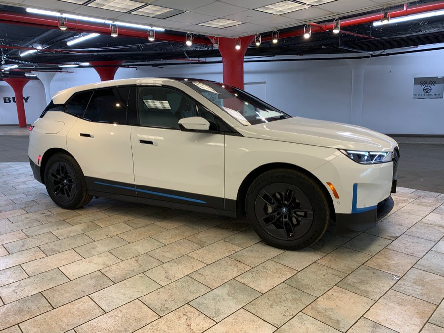 Used 2023 BMW iX xDrive50 w/ Premium Package AWD/4WD image 10