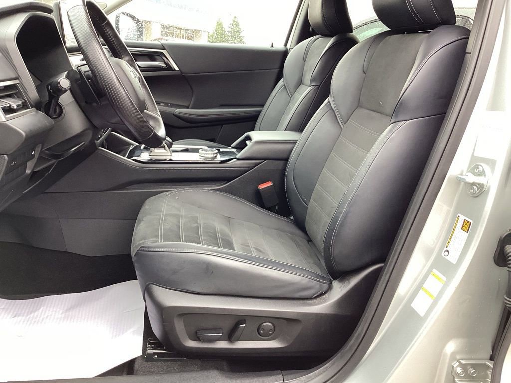 Used 2025 Mitsubishi Outlander AWD image 14