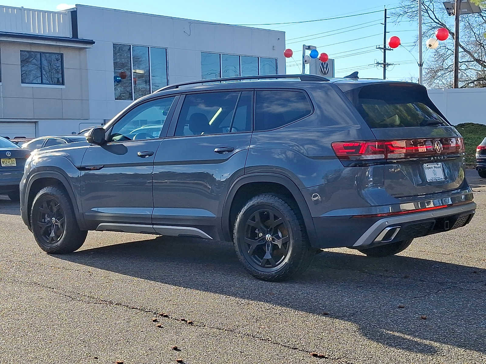Used 2025 Volkswagen Atlas Peak Edition SE AWD/4WD image 4