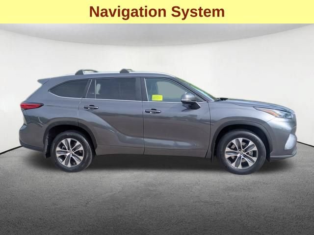 Used 2023 Toyota Highlander XLE AWD/4WD image 4