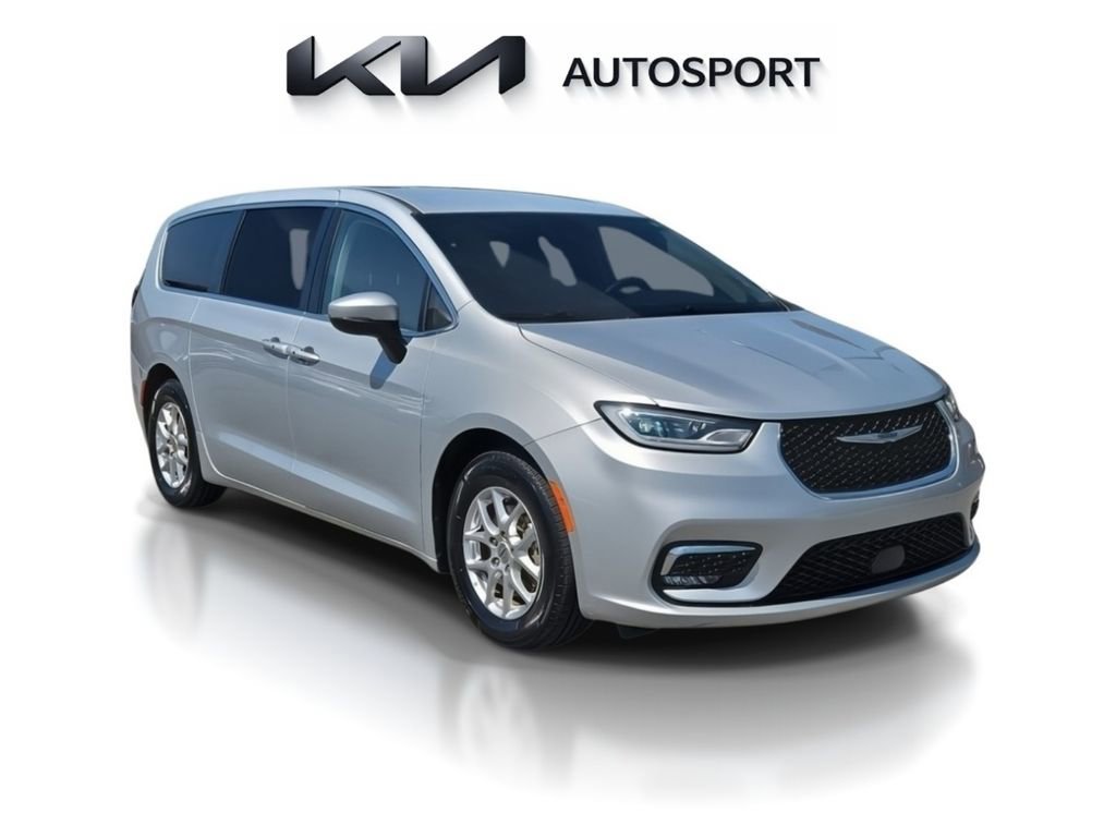 Used 2023 Chrysler Pacifica Touring-L image 3