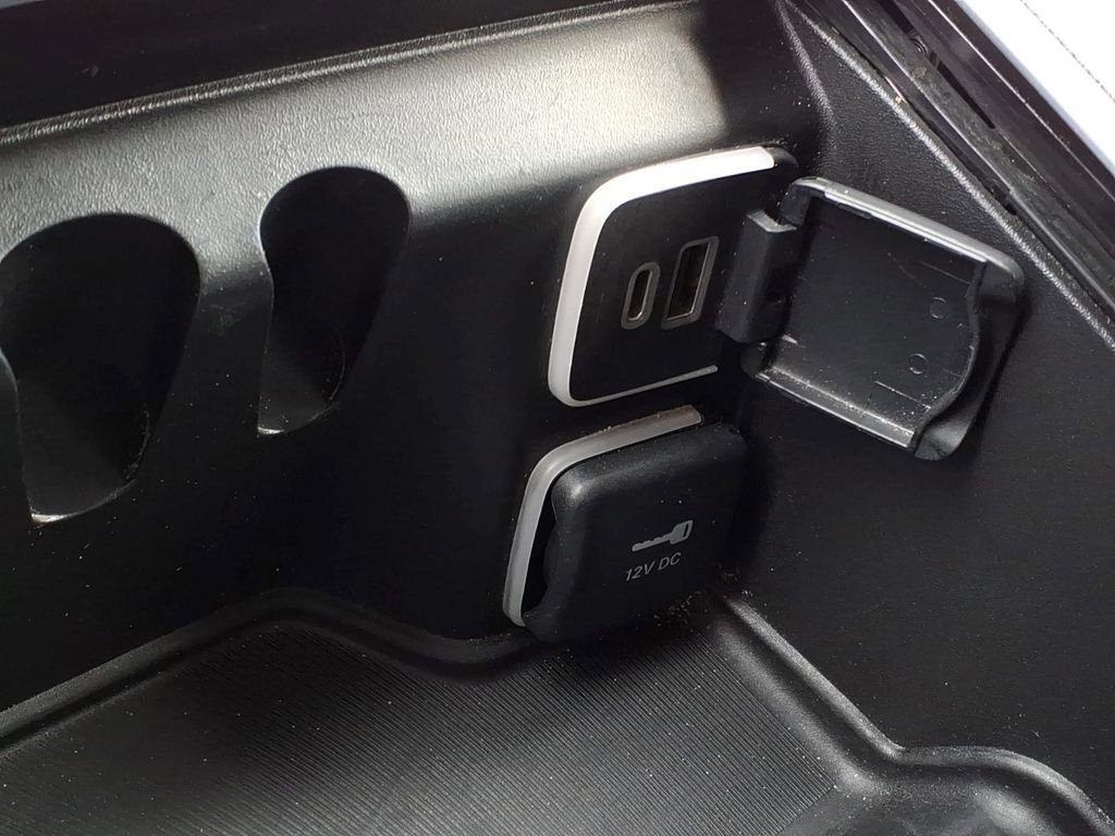 Used 2023 Chrysler Pacifica Limited FWD image 19