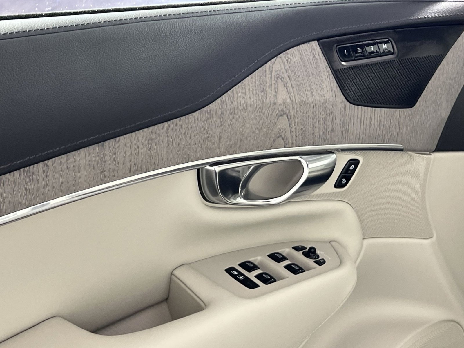 Used 2025 Volvo XC90 T8 Ultra image 15