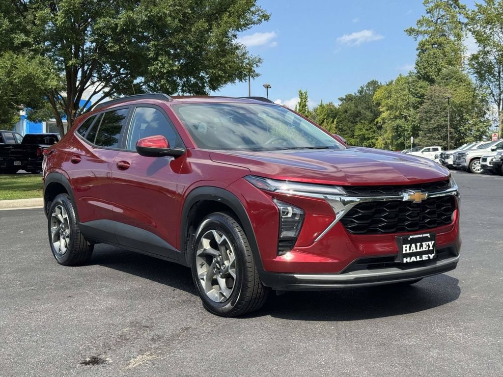 Used 2024 Chevrolet Trax LT FWD image 2