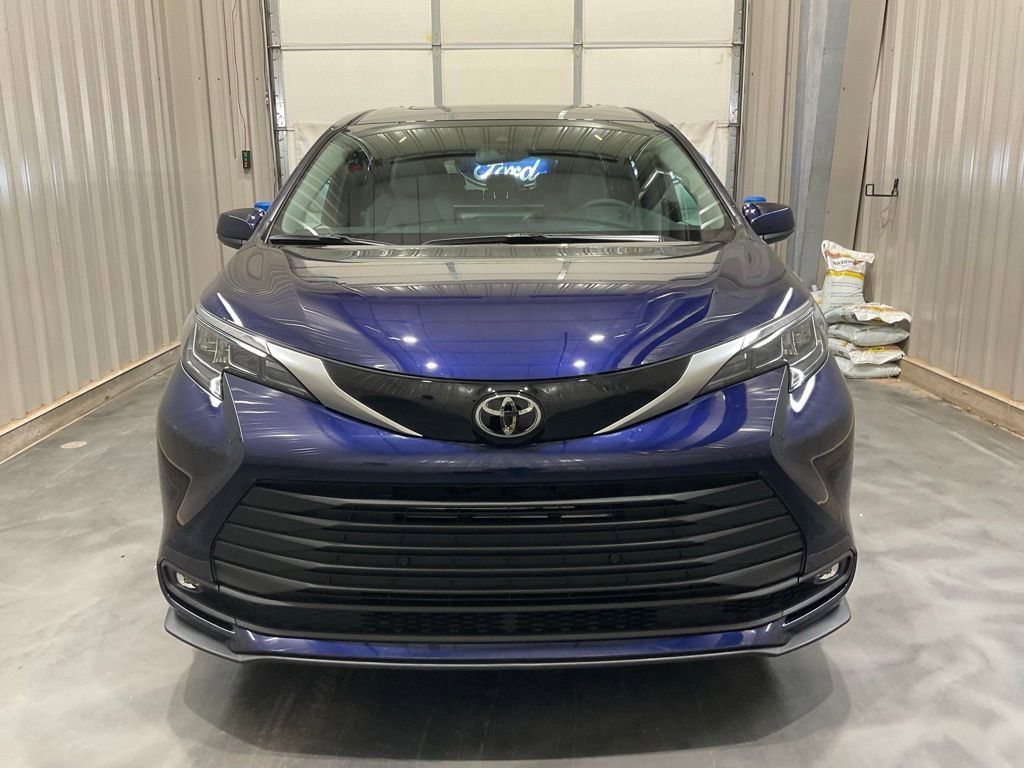 Used 2026 Toyota Sienna XLE image 2