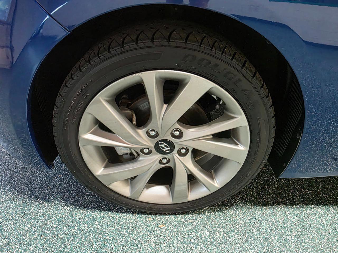 Used 2016 Hyundai Veloster FWD image 12