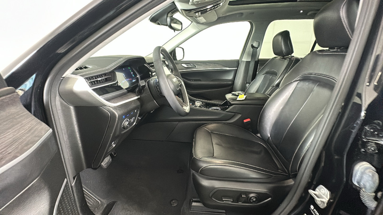 Used 2023 Jeep Grand Cherokee 4WD 4xe image 14