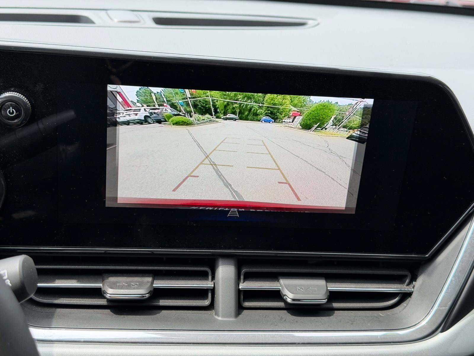 Used 2025 Chevrolet Trax LT w/ LT Convenience Package FWD image 25