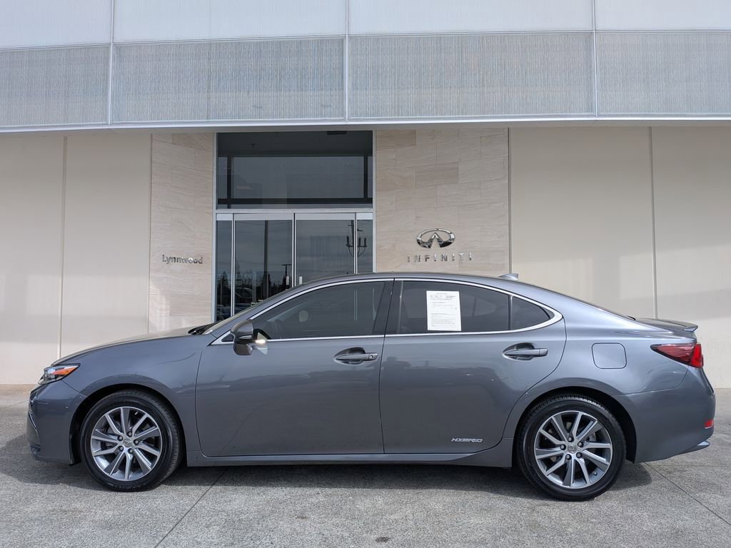 Used 2016 Lexus ES 300h w/ Luxury Package w/Wood Trim image 3