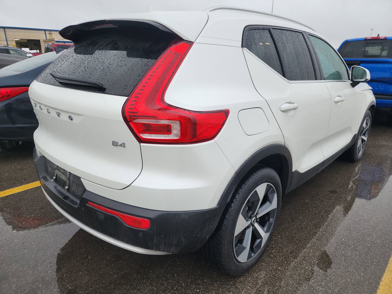 Used 2023 Volvo XC40 B4 Plus w/ Driver Assist Package FWD image 6