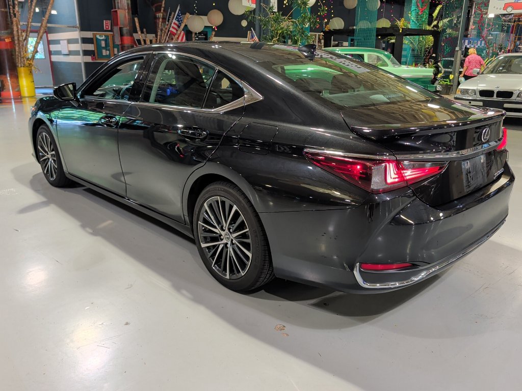 Used 2023 Lexus ES 300h w/ Premium Package FWD image 16