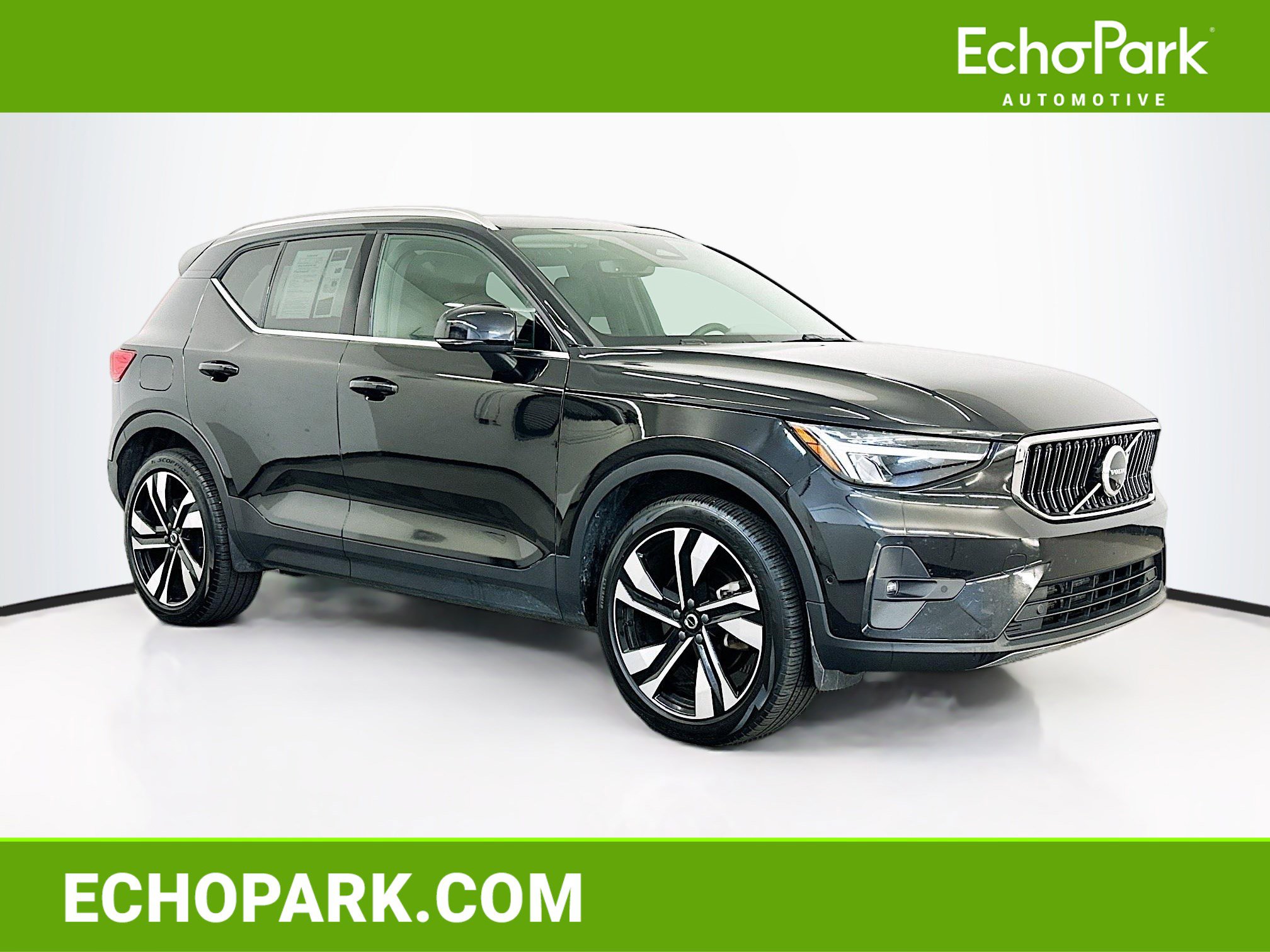 Used 2025 Volvo XC40 B5 Plus image 1