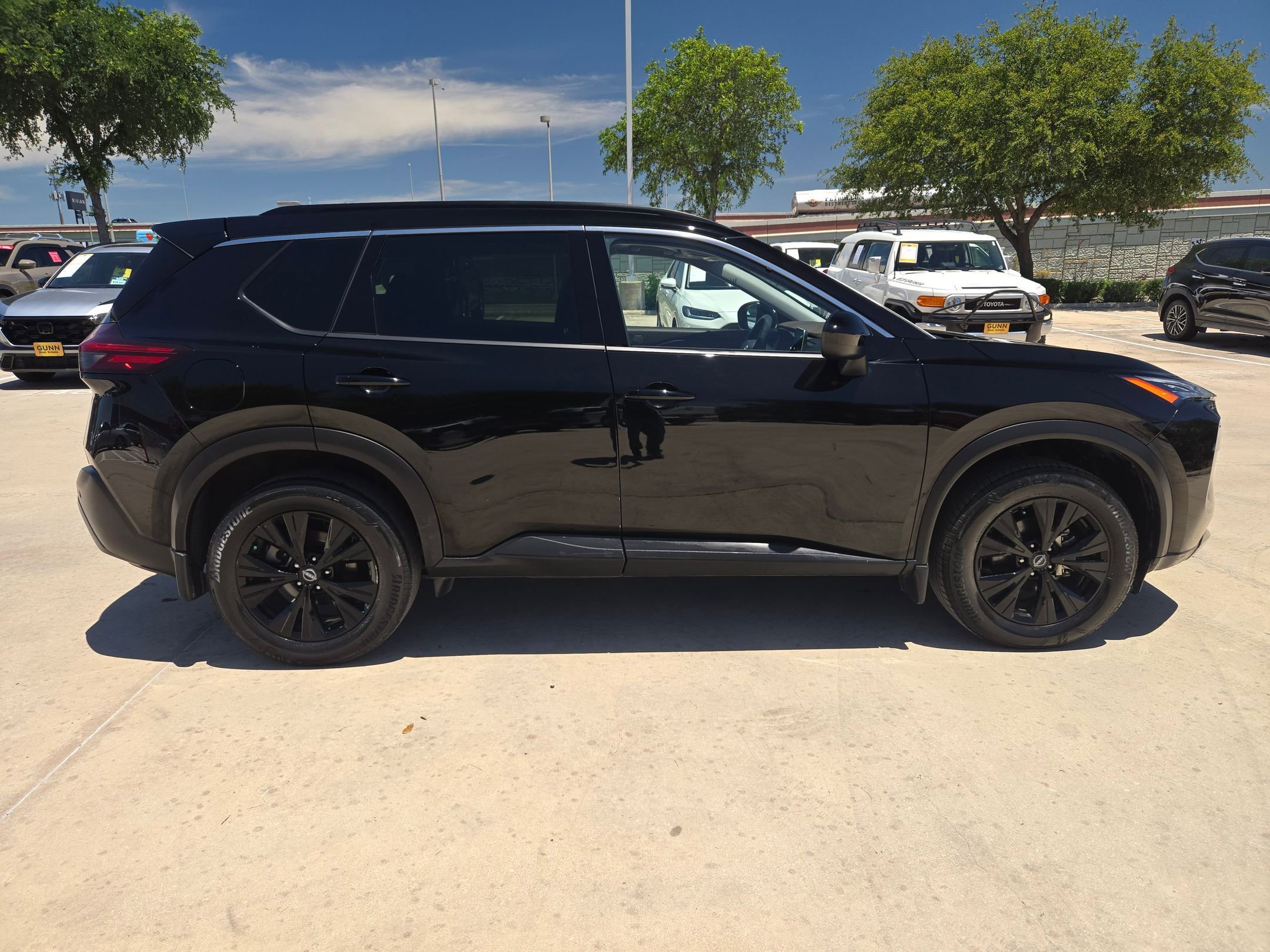 Used 2023 Nissan Rogue SV w/ SV Premium B Package FWD image 2