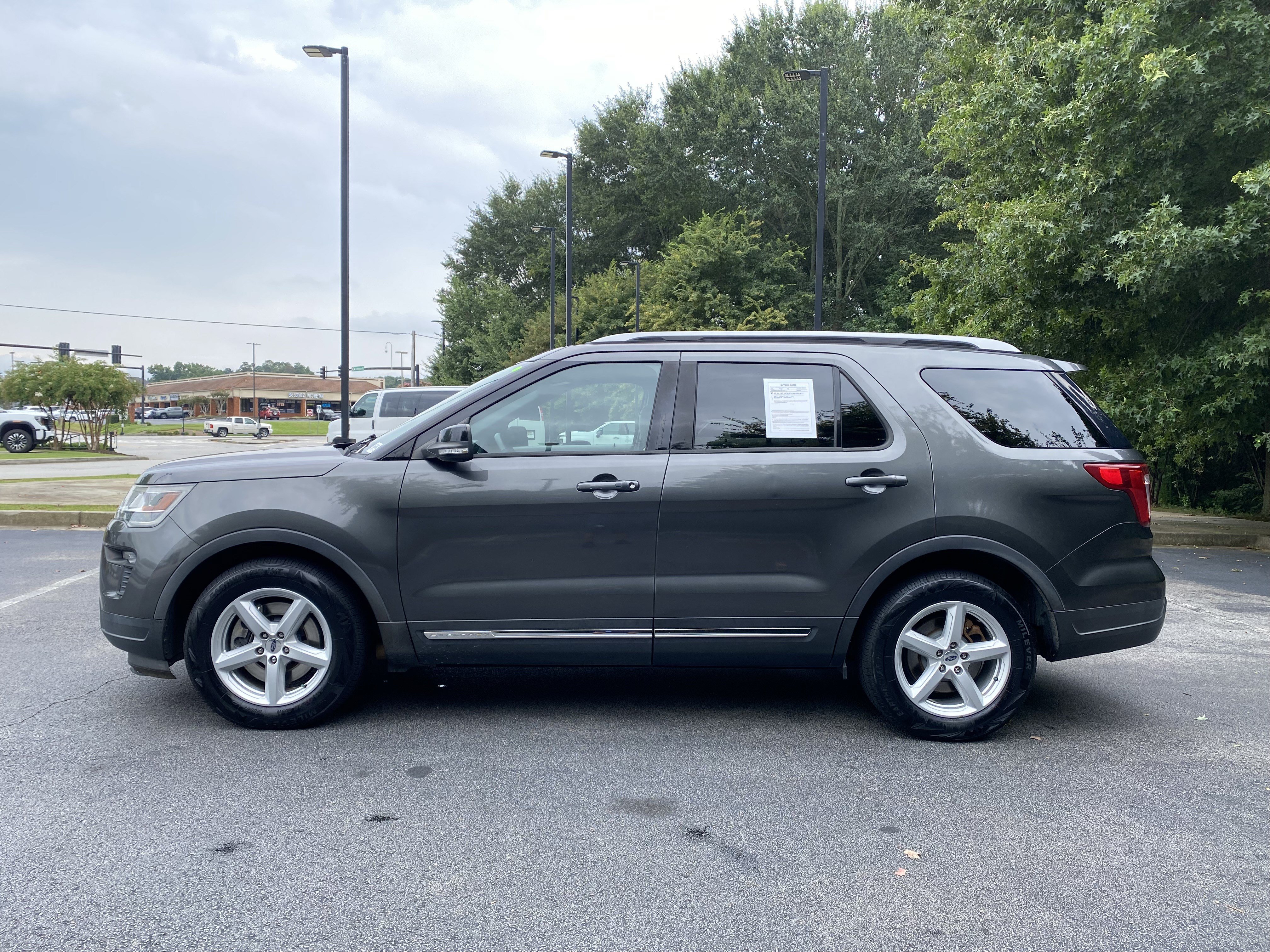 Used 2018 Ford Explorer XLT w/ Equipment Group 202A FWD image 6