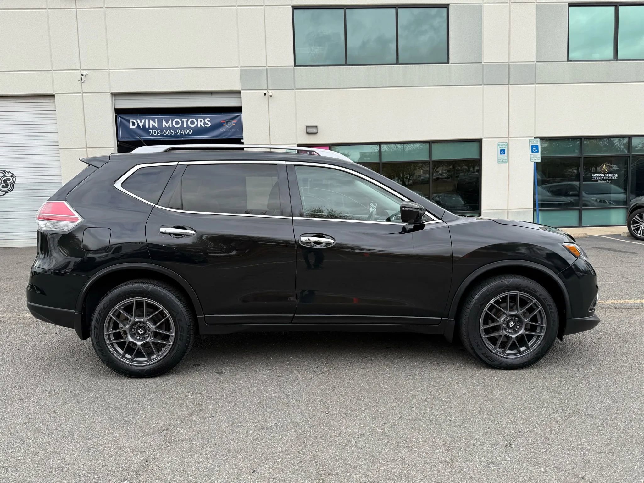 Used 2016 Nissan Rogue SL w/ SL Premium Package image 3