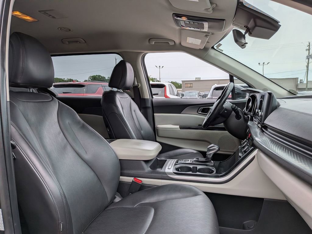 Used 2023 Kia Carnival LX FWD image 28
