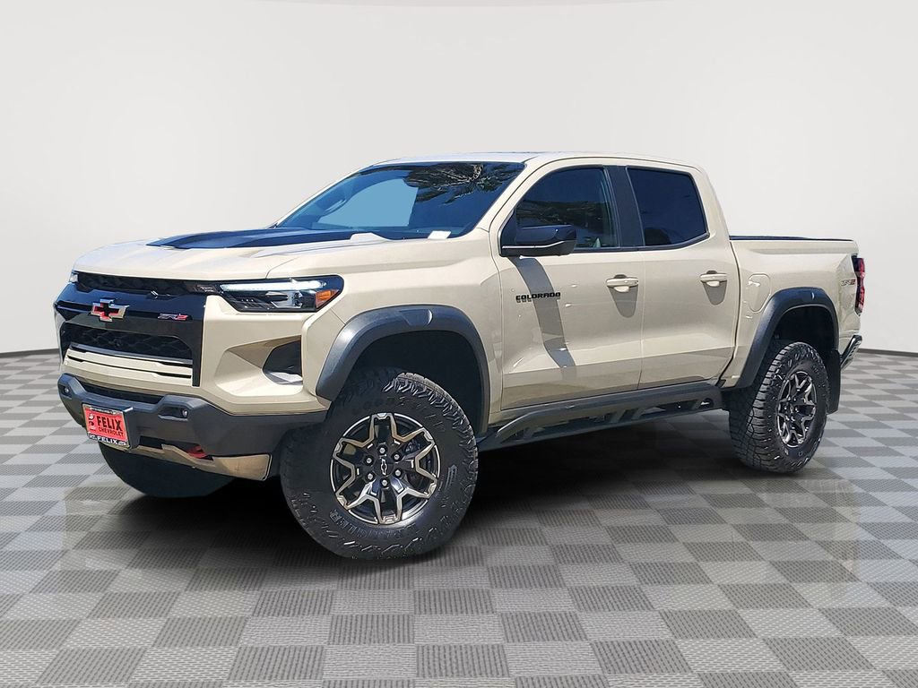 Used 2024 Chevrolet Colorado ZR2 w/ Technology Package AWD/4WD image 2