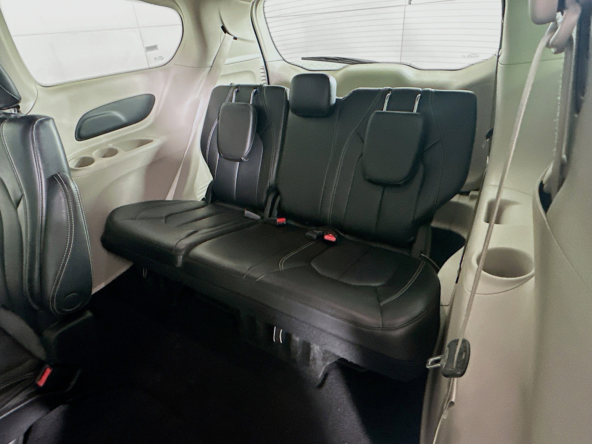 Used 2023 Chrysler Pacifica Touring-L image 27